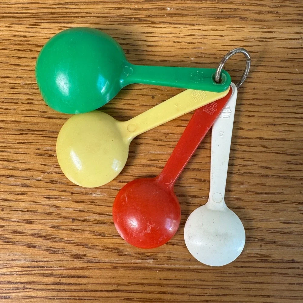 Vintage Hemco Plastics Measuring Spoons Set Primary Colors 4 Piece Retro Kitchen